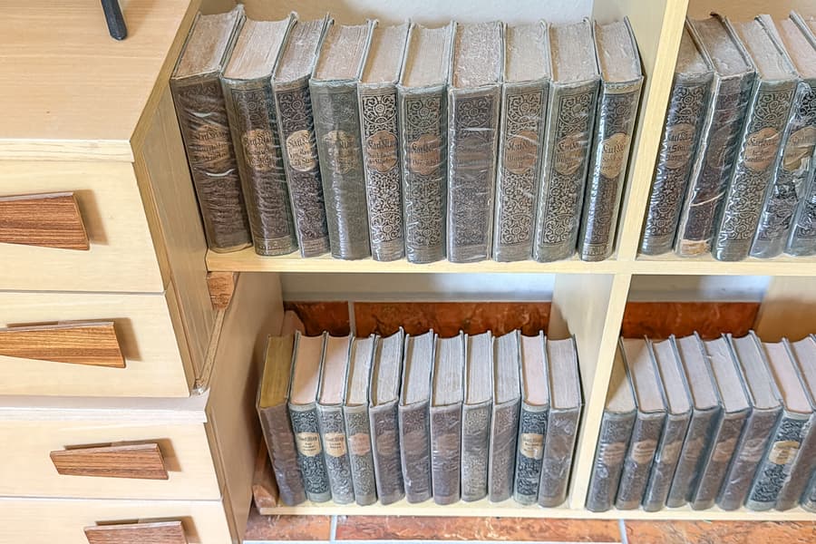 Inhalt von 2 Regalebenen: Bücher Karl May